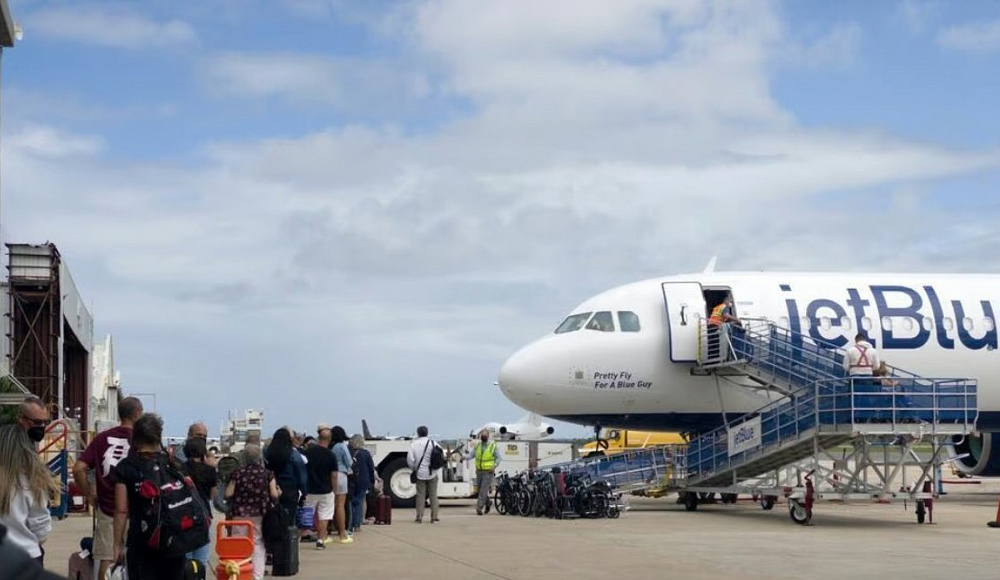 Супруги харедим потребовали у JetBlue через суд $40 млн, за то, что их сняли с рейса с 5 детьми