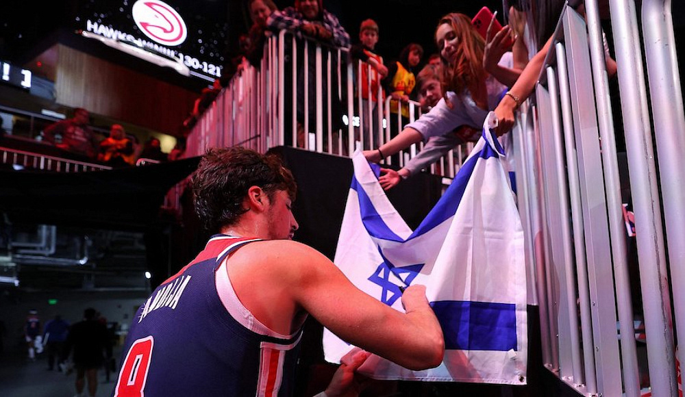 Израильский игрок НБА Дени Авдия спел «Хатикву» с болельщиками в Атланте