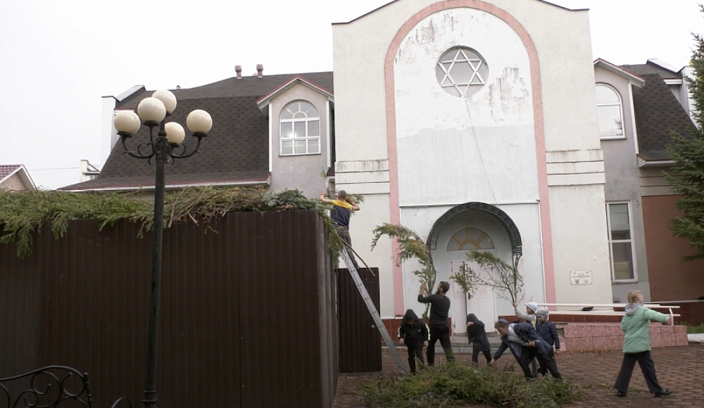 Во дворе биробиджанской синагоги построили праздничный шалаш