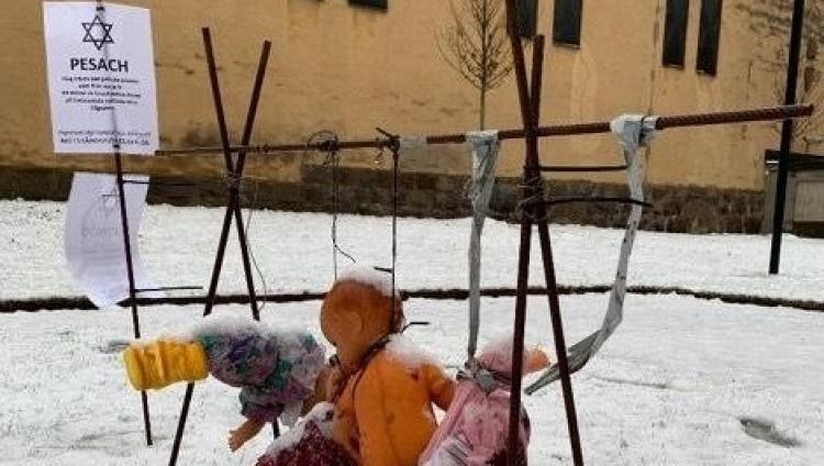 У синагоги в Швеции вывесили «окровавленных» кукол с антисемитскими надписями