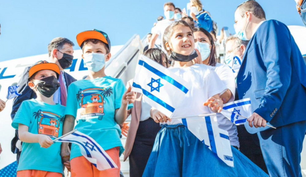 Репатриация выросла на 30%: кто и откуда приехал в Израиль в 2021 году
