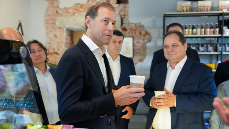 Министр промышленности РФ попробовал в Биробиджане «еврейский» кофе