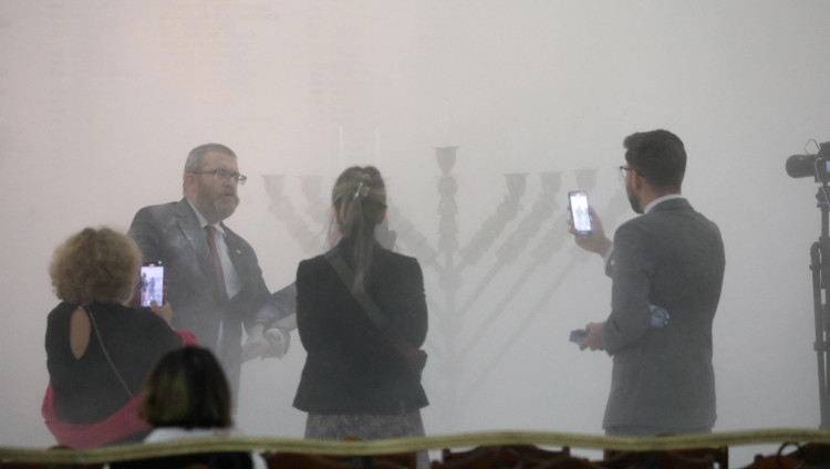 Польский политик, погасивший ханукальные свечи, получил место в Европарламенте