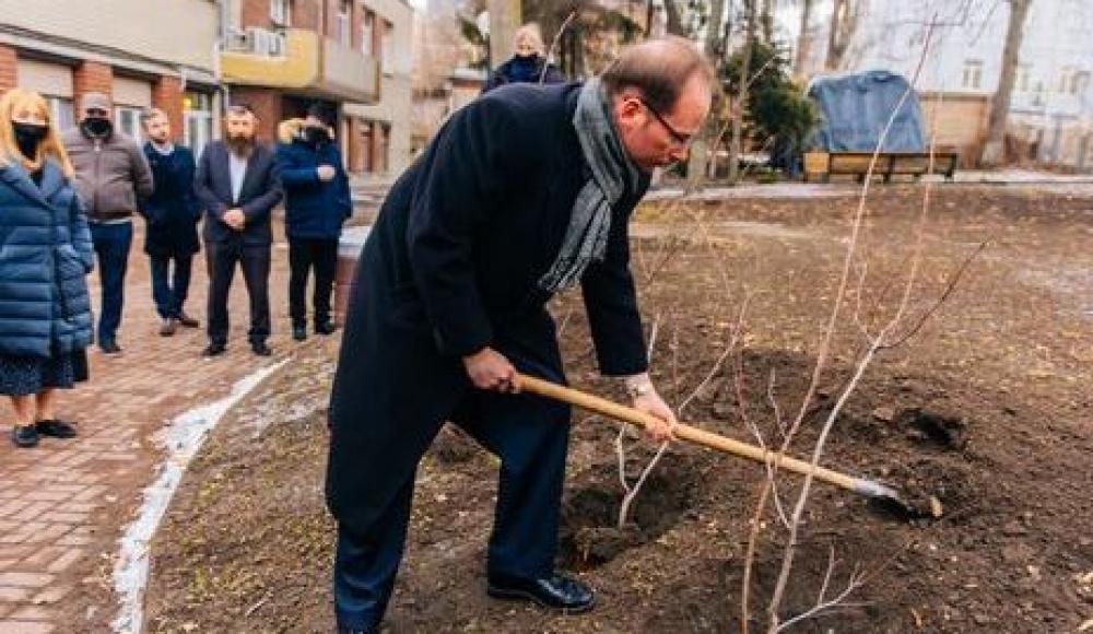 Дипломаты посадили деревья в новом еврейском центре в Киеве
