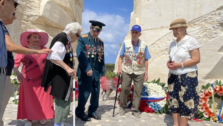Ветераны и послы возложили венки и цветы к израильскому Мемориалу победы Красной армии