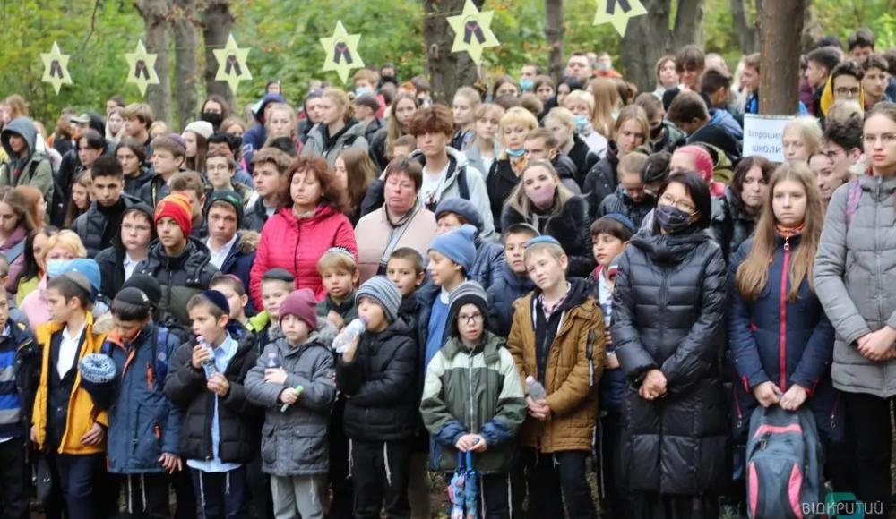 В Днепре сотни людей вышли на митинг в память о расстрелянных нацистами евреях