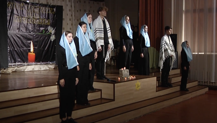 Ученики биробиджанского лицея посвятили трагедии Бабьего Яра литературно-музыкальную постановку