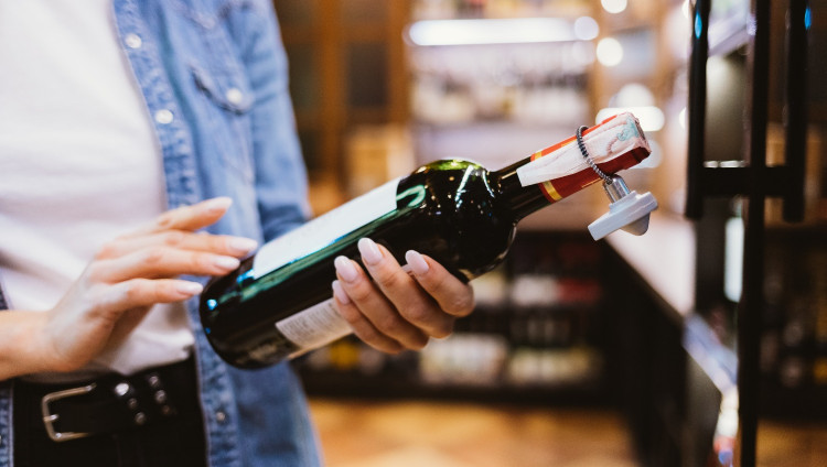 Кнессет утвердил закон о разрешении ночной торговли вином