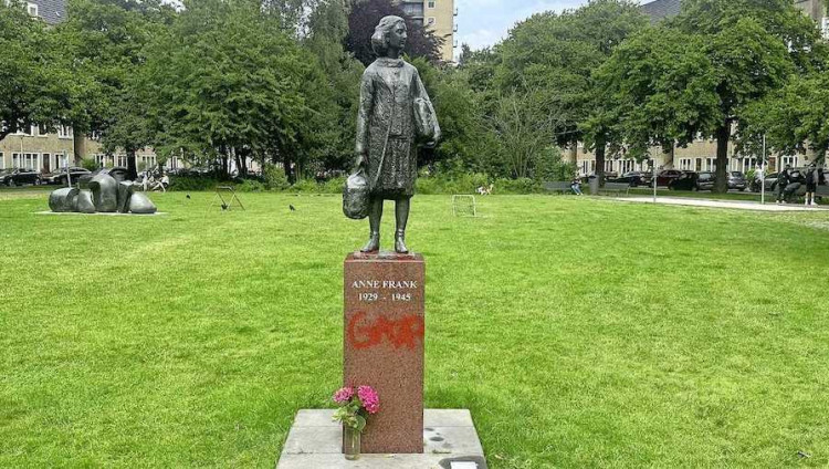 Памятник Анне Франк в Амстердаме осквернили антиизраильские активисты