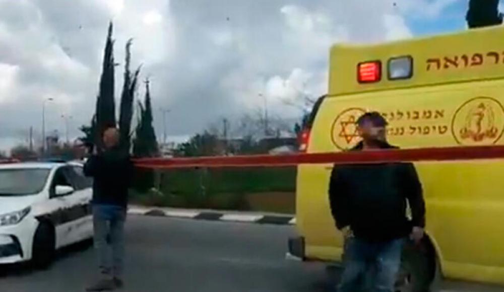 Трое израильтян ранены выстрелами из автомобиля на дороге на Западном берегу