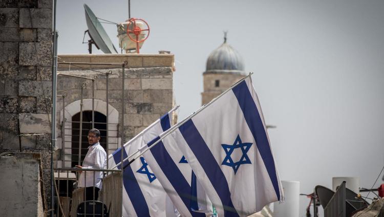 15 еврейских семей въехали в Восточный Иерусалим и подняли флаги