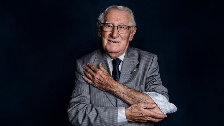 «Самый счастливый человек на Земле». Переживший Холокост писатель Эдди Яку умер в 101 год