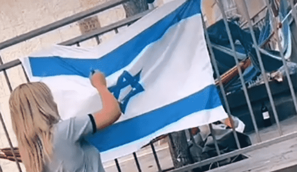 Арабку-сотрудницу «Делек» арестовали за надругательство над флагом Израиля в TikTok