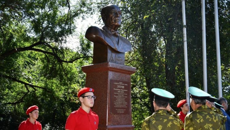 Владимиру Этушу установили памятник в Ростовской области, где он сражался в годы ВОВ
