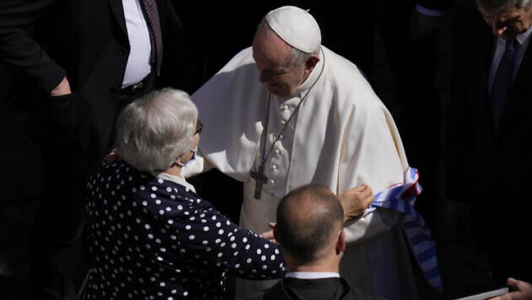 Папа Римский поцеловал татуировку бывшей узницы Освенцима