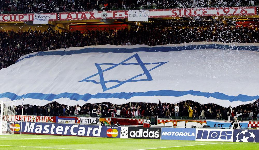 «ХАМАС-ХАМАС, евреям газ». Полиция расследует антисемитскую выходку на матче «Аякса»