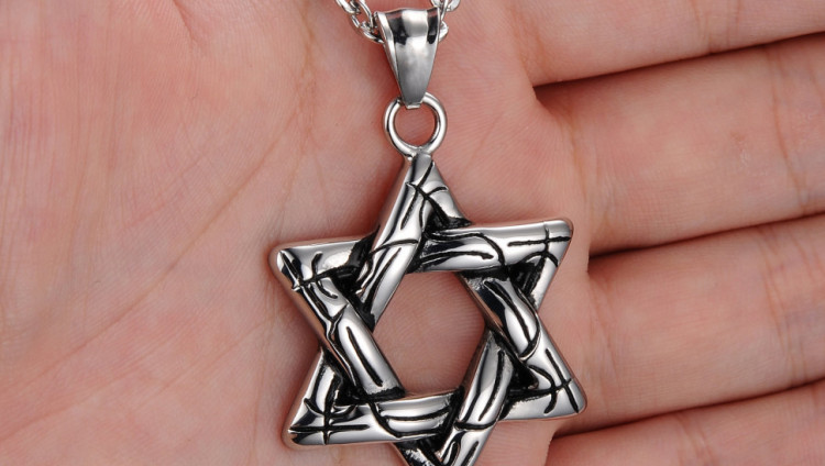 Опрос в США: 42% евреев чувствуют себя небезопасно при ношении иудейской символики