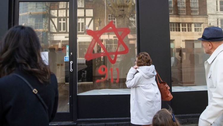 Уровень антисемитизма в Великобритании снижается, но насилие на почве ненависти к евреям растет