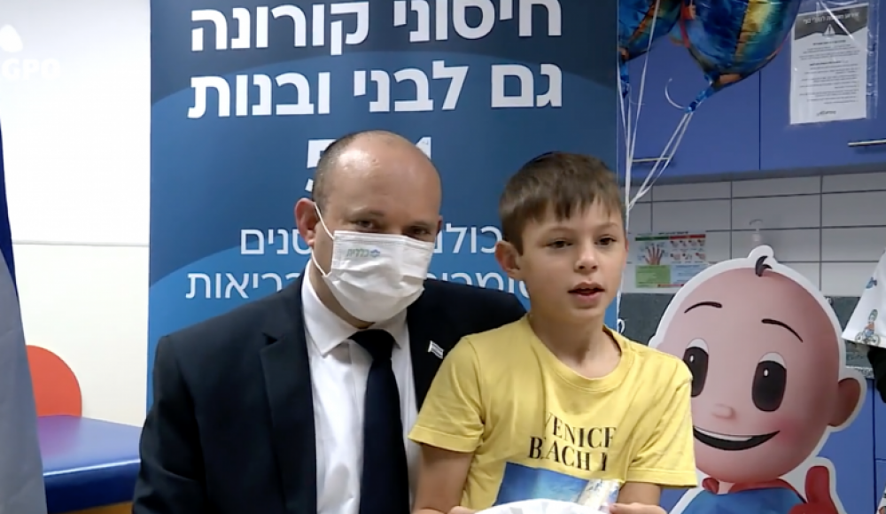 Премьер-министр Израиля привел своего 9-летнего сына на вакцинацию от коронавируса