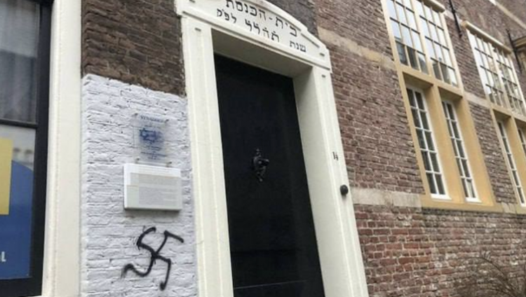 Свастика на синагоге в Нидерландах
