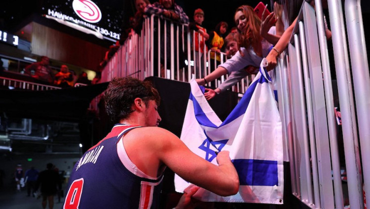 Израильский игрок НБА Дени Авдия спел «Хатикву» с болельщиками в Атланте