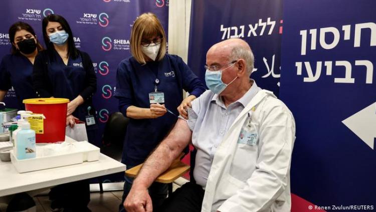 Минздрав Израиля: четвертая доза вакцины вдвое усиливает защиту от COVID-19