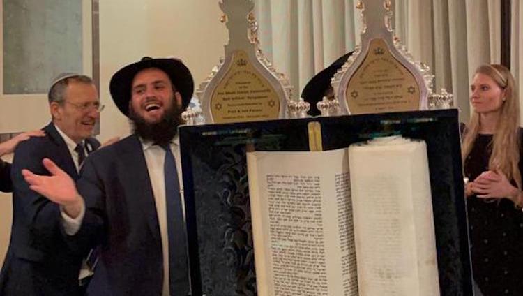 В новую синагогу в столице ОАЭ внесли свиток Торы 
