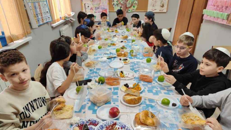 Воспитанники детского клуба «Симха» при ОГЕ готовятся к Рош а-Шана