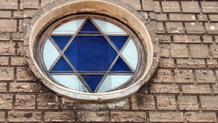 Вандалы ворвались в синагогу в Тель-Авиве и похитили несколько свитков Торы