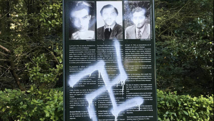 В Брюсселе осквернили свастикой мемориальную доску бойцам Сопротивления, спасавшим евреев в годы войны