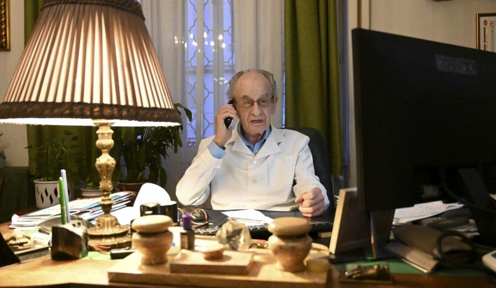 97-летний врач из Венгрии, переживший Холокост, все еще принимает пациентов