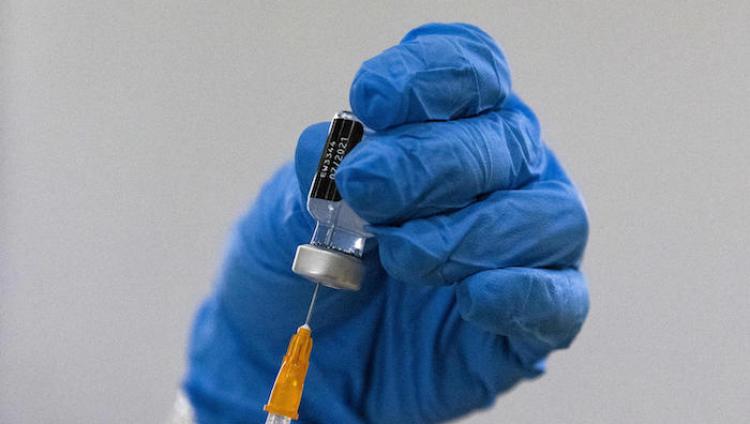 Минздрав Израиля разрешил вакцинацию третьей дозой некоторым категориям населения
