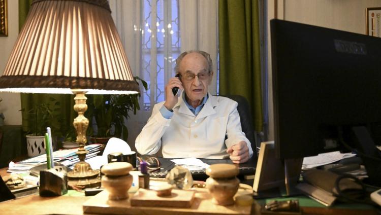 97-летний врач из Венгрии, переживший Холокост, все еще принимает пациентов