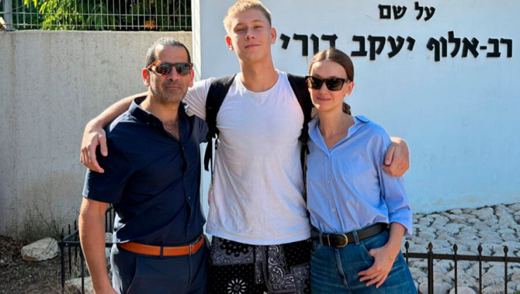 Живущая в Израиле актриса Анастасия Цветаева проводила сына служить в ЦАХАЛ