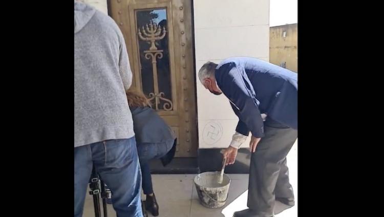 Представители трех конфессий закрасили свастику на еврейском кладбище в Аргентине