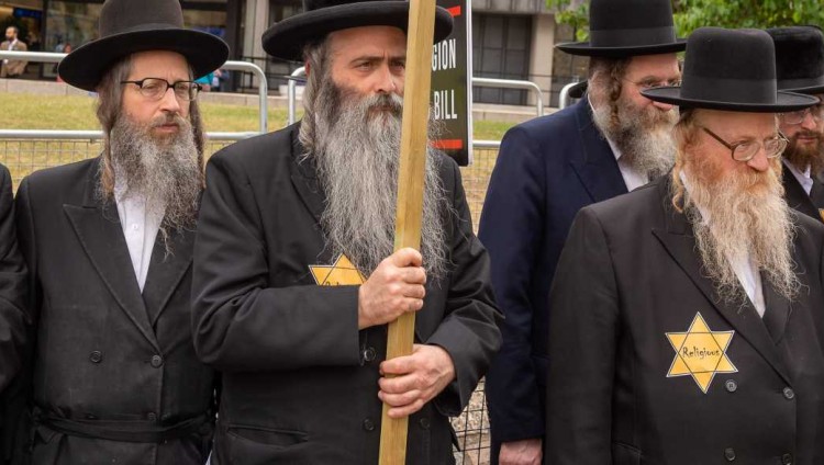 Ультраортодоксальные евреи в Лондоне надели желтые звезды в знак протеста против контроля над образованием в ешивах