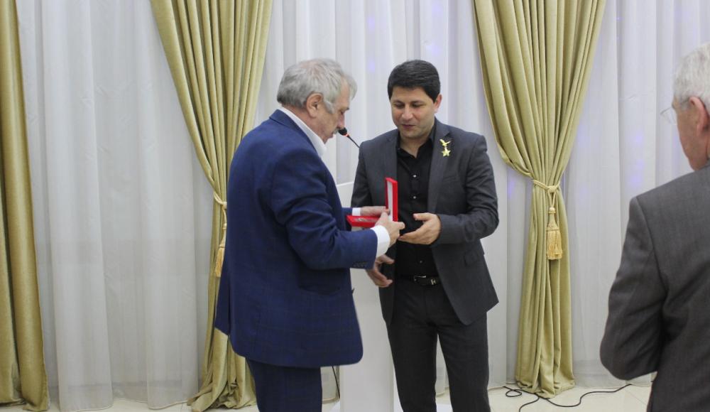 Медаль «Народный герой Дагестана» вручили Шуми Шабатаеву