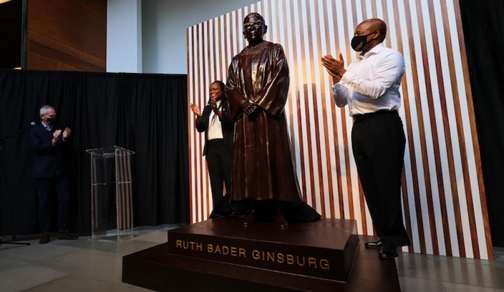 В Бруклине установили бронзовый памятник судье Рут Бейдер Гинзбург