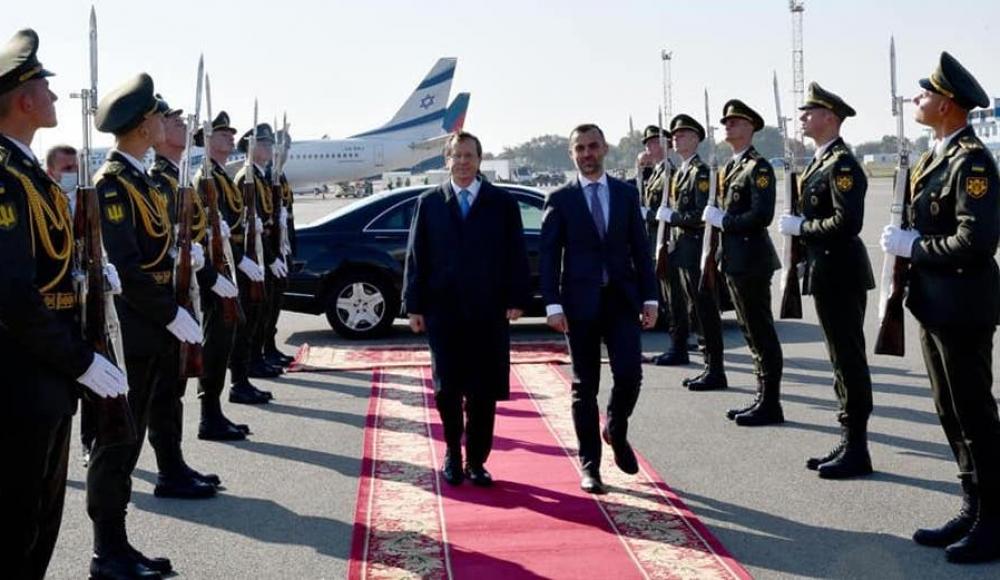Президент Израиля прилетел в Киев с первым государственным визитом