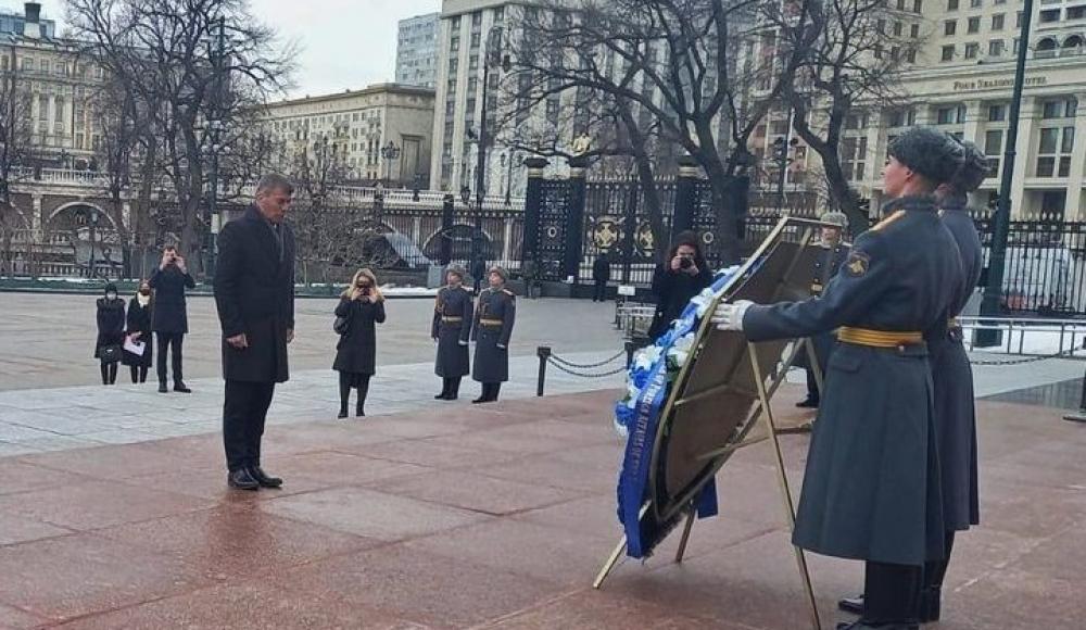Габи Ашкенази возложил венок на могилу Неизвестного солдата в Москве