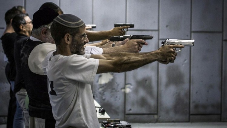 В Израиле упростят процедуру получения оружия для граждан после терактов в Иерусалиме