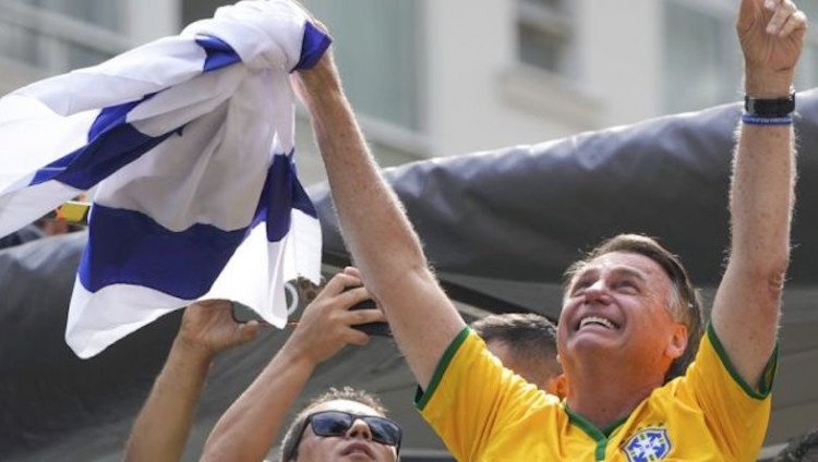 Бывший президент Бразилии обратился к своим сторонникам на многотысячном митинге с флагом Израиля