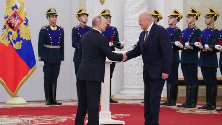Путин наградил руководителя разработки «Спутника V» Александра Гинцбурга орденом