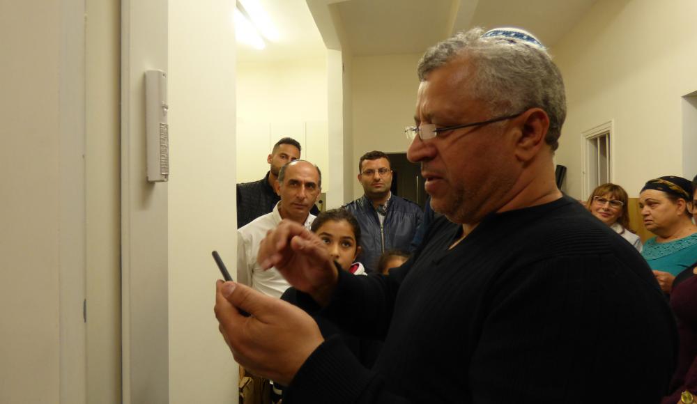 В помещение горско-еврейского театра в Хадере установили мезузу