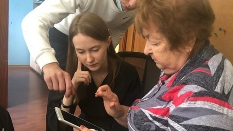 Волонтеры еврейской общины Екатеринбурга помогают пенсионерам осваивать смартфоны