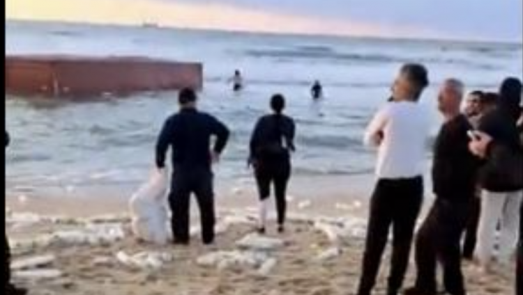 Береговая охрана не дала прибиться к пляжу Ашкелона контейнеру с мобильными телефонами