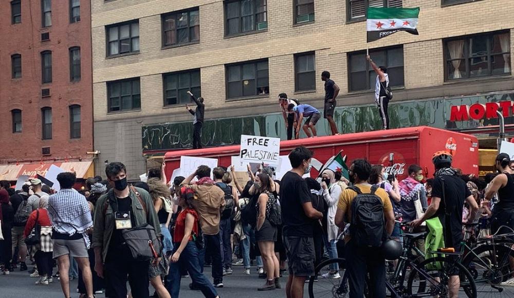 Участники пропалестинского митинга на Манхэттене устроили драку с полицией