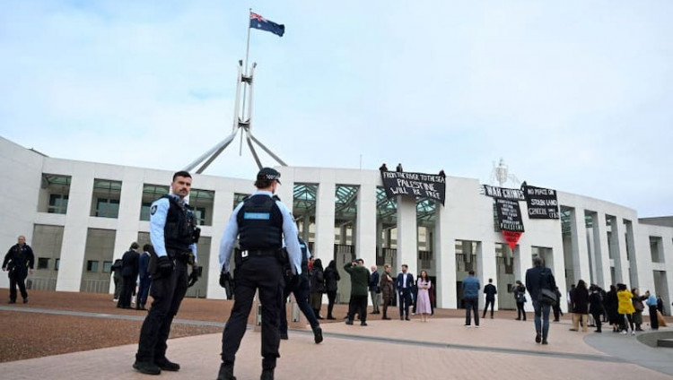 В Канберре демонстранты залезли на крышу парламента Австралии и развернули антиизраильские транспаранты