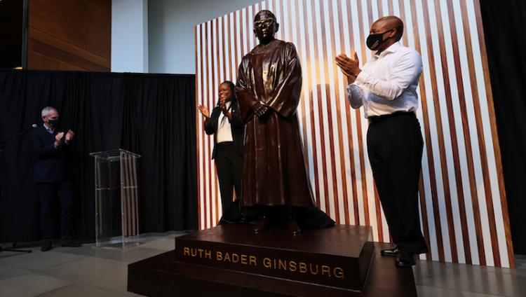 В Бруклине установили бронзовый памятник судье Рут Бейдер Гинзбург