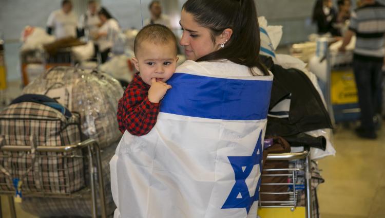 Статистика: В Израиле подсчитали, какую часть доходов теряет женщина после рождения ребенка